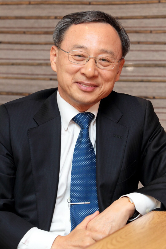 황창규 KT 회장(사진)이 2일 신년사에서 미디어 플랫폼 기업으로 발돋움해야 한다고 강조했다. 황 회장은 이를 위해 차원이 다른 목표와 새로운 성공정략, KT만의 문화 등이 필요하다고 주문했다. <KT 제공>